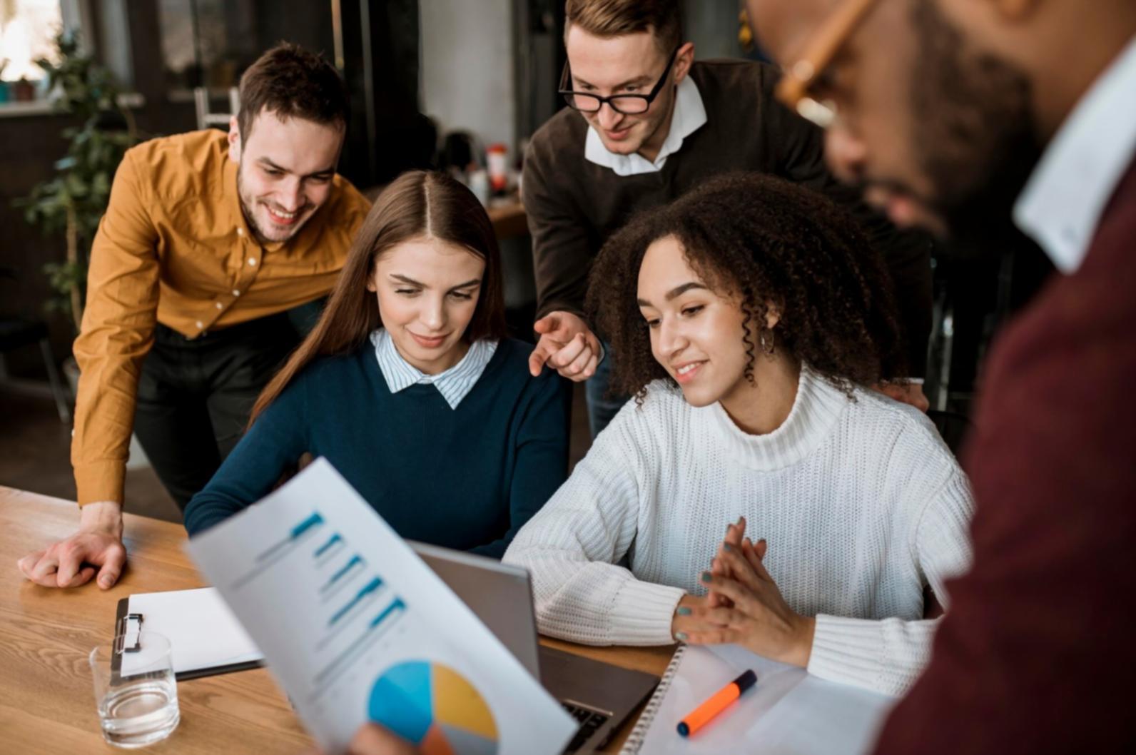 Consultor financiero trabajando con cliente en estrategias de presupuesto personalizado